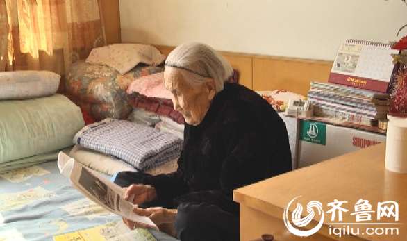 安丘94岁高龄老人爱读书