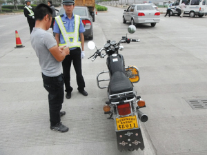 交警查获自制摩托车牌照:牛B911