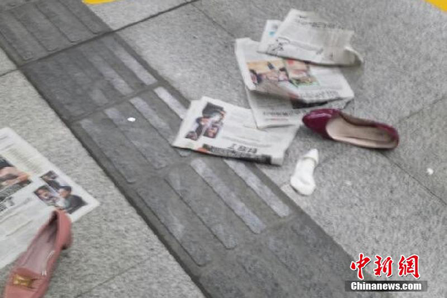 深圳地铁2号线发生踩踏事件 现场混乱鞋袜掉一地