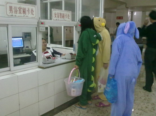 组图:大学澡堂里奇葩事儿_教育频道_凤凰网