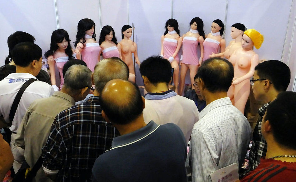 广州性文化节:6中年<em>男</em>围在叫床器台前砍价(图