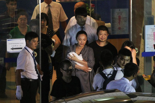 姚晨产后素颜抱儿子出院回家(图)