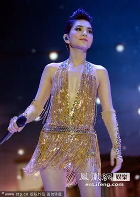 s.h.e南京巡演尺度大开 selina现场帮ella擦汗(图)