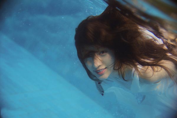 张俪薄纱裸背玩水写真曝光(图)