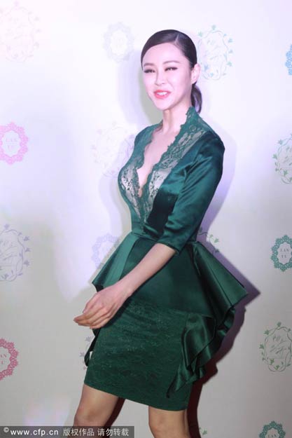 2013年10月20日，北京，“兰玉LAN YU2014高级定制发布会”举行，众女星到场助阵。当天，佟大为美艳娇妻关悦身穿一袭深V墨绿礼服亮相，大秀性感曲线，引来摄影师狂拍。