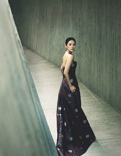 近日，国际影星章子怡为某时尚杂志拍摄一组时尚大片，冷艳奢华尽显女王风范。