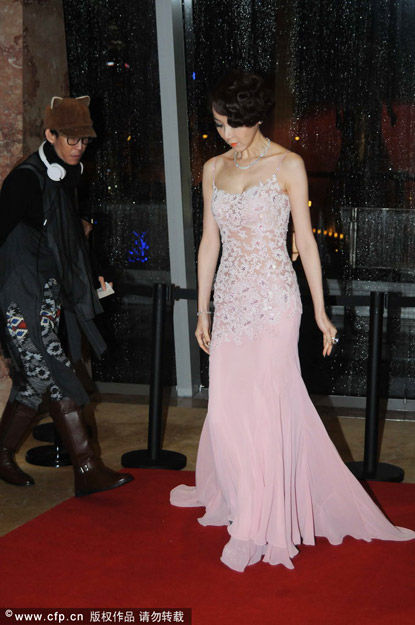 2013年12月17日，上海，某品牌时尚盛典在上海丽思卡尔顿酒店举行，台湾第一美女萧蔷亮相助阵。当天，萧蔷身穿一袭透视装大秀性感身材，走红毯时还引来侧目。 