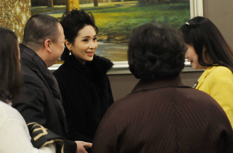 近日，上海，昔日玉女杨恭如现身某活动会场。当天，杨恭如穿着黑色毛领外套贵气亮相，获现场众人热捧。近年来淡出娱乐圈的杨恭如，在香港内地都有投资生意，是圈中有名的“小富婆”。