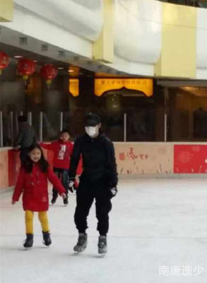 网曝汪峰陪八岁女儿滑冰照 呵护备至尽显父爱(图)