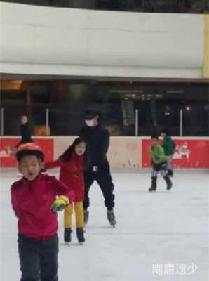 网曝汪峰陪八岁女儿滑冰照 呵护备至尽显父爱(图)