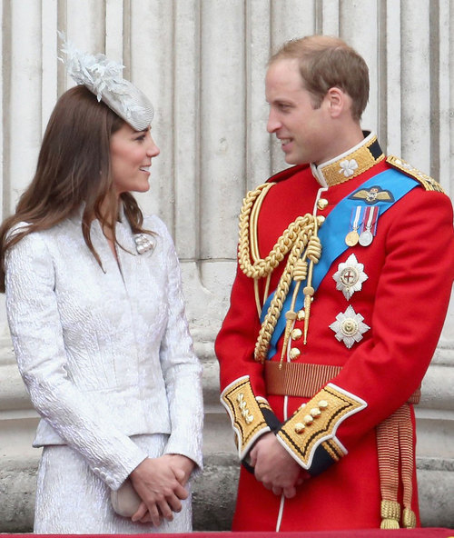 威廉王子一家三口登陆封面 王子谢顶遭植发