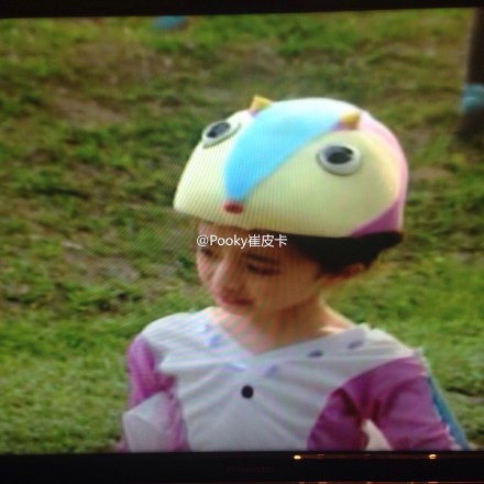 杨幂分享童星期萌照 带卡通帽扮小蝴蝶