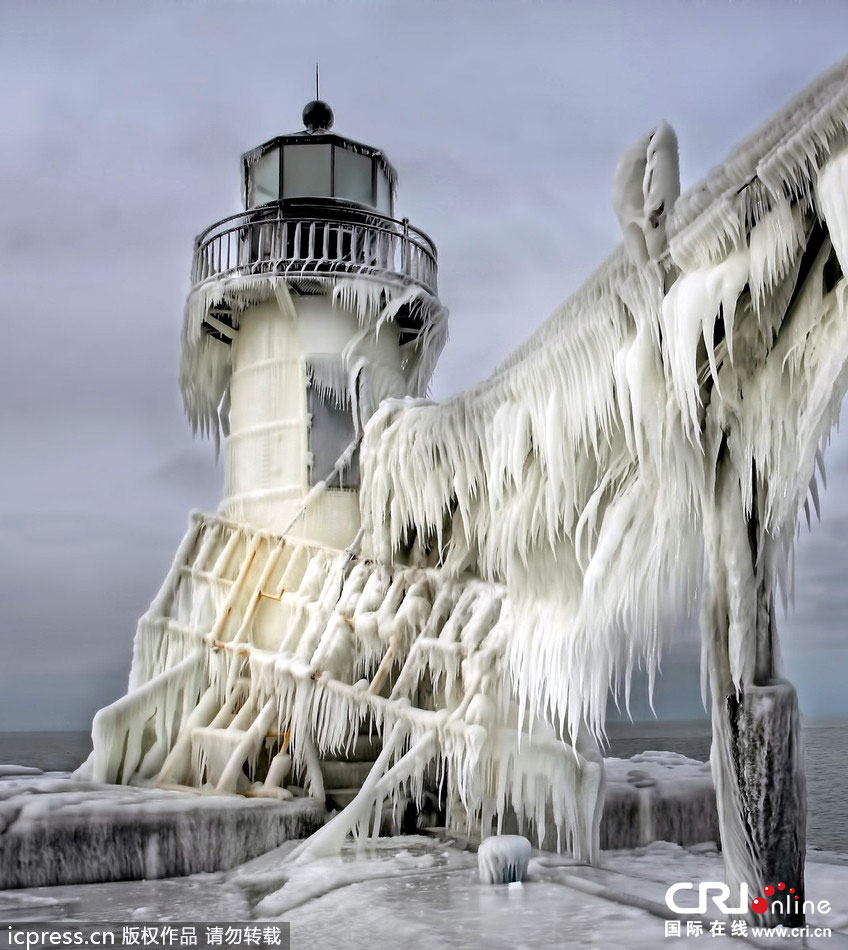 暴风雪席卷美国密歇根州 宛若灾难电影场景