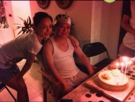 李小璐为父亲庆六十大寿晒亲密合影(图)