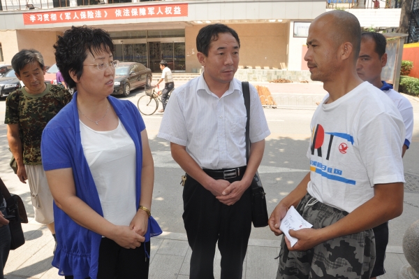德州夏津县副县长杨淑华给小传旺的爸爸送去慰问金 张国军 摄 社论