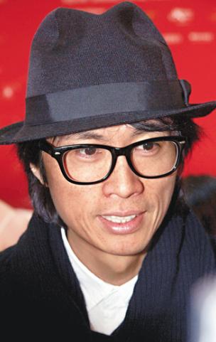 港星黄子华自曝患抑郁症 体重暴跌两颊长斑
