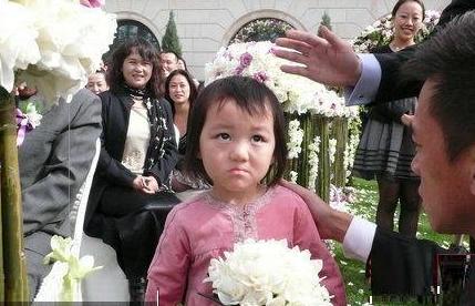 <em>王菲</em>晒二<em>女儿李嫣</em>靓照 身材高挑打扮时尚(图) 