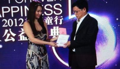 孟瑶为拍得被救助儿童画作的金主颁发证书