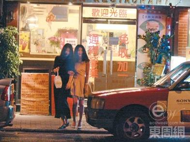 港媒：39岁杨采妮走出10年情伤 与同性密友同居(图)