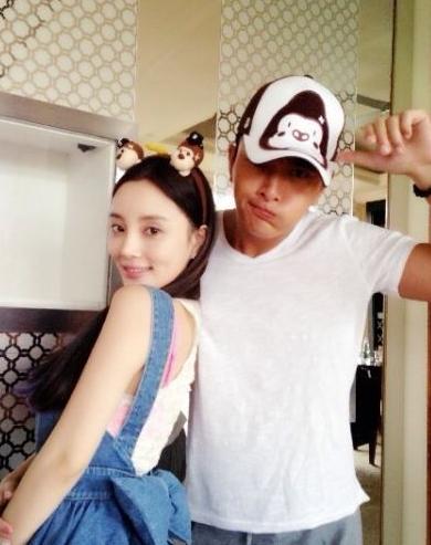 李小璐庆结婚1周年 贾乃亮送玫瑰秀恩爱(图)