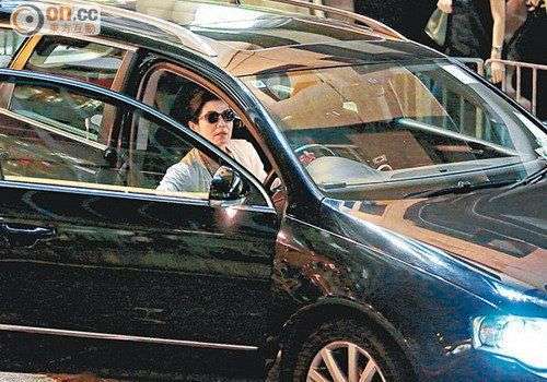 钟楚红夜晚戴墨镜驾车 无男人陪伴独自逛街(图)