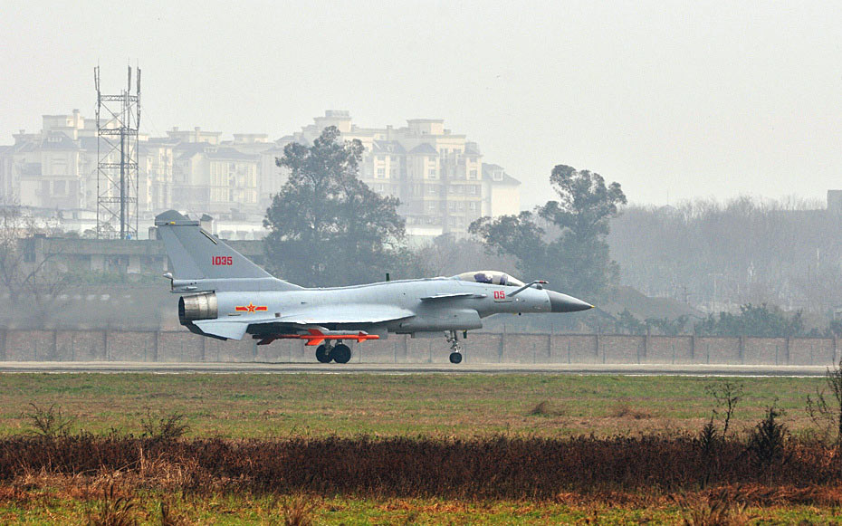 中国歼-10B战机继续试飞 媒体指其即将服役