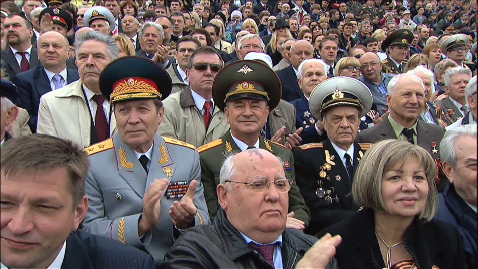 戈尔巴乔夫应邀在观礼席上观看俄罗斯胜利日阅