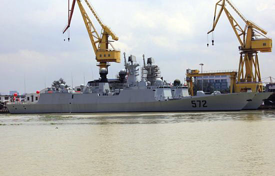 中国最新型导弹护卫舰"衡水舰"入列南海舰队