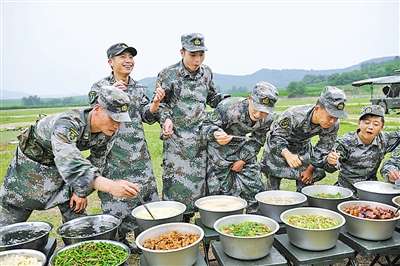 沈阳军区组织近20年规模最大的炊事兵比武(图