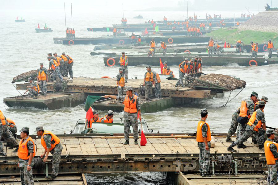 济南军区舟桥团在黄河举行抗洪抢险综合演练