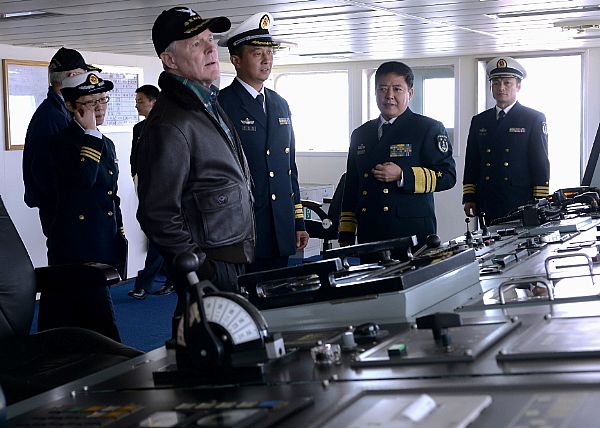 美海军部长访问东海舰队 参观徐州舰及长城221艇