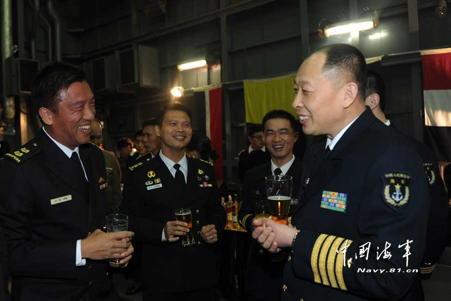 新加坡海军"坚韧"号登陆舰访问上海侧记