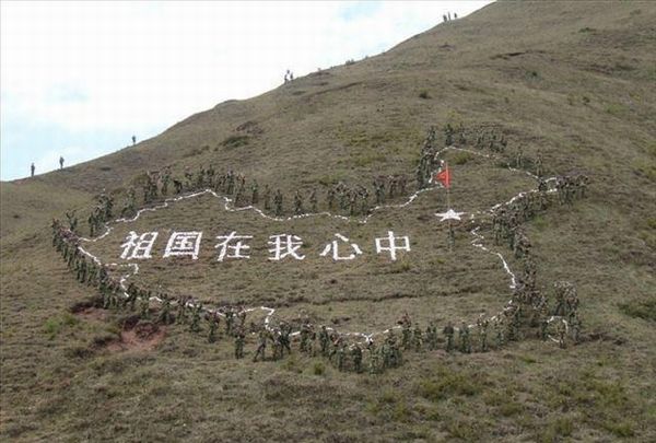 资料图:解放军天山雄师表忠诚.