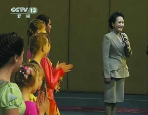 彭丽媛出访服装提包均为广货