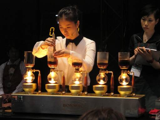 伊示雅肖菲彬喜获世界虹吸壶咖啡师第五名佳绩