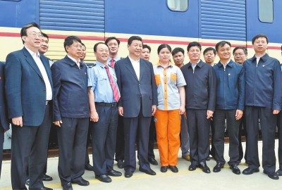   5月10日上午，习近平在郑州国际陆港了解郑欧国际货运班列的开行情况并同机组人员交谈合影留念。
