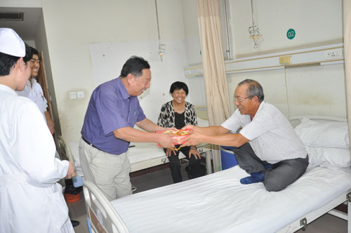 濮阳红十字医院将300份月饼送到住院患者床头