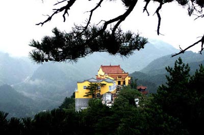 九华山百岁宫慧庆法师向新疆少数民族群众献爱心