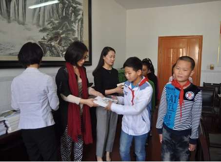 无锡新周刊爱心烘焙活动赠书仪式举行