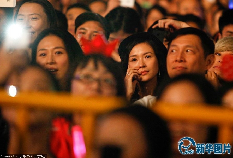 2013年11月9日，上海，汪峰演唱会上深情表白，而章子怡则现身演唱会现场，全程支持。章子怡在台下现身变小歌迷，不仅随着歌声一起挥舞荧光棒，听到汪峰在演唱会上的表白后更是一脸惊喜激动的表情。

　　今晚汪峰在演唱会现场放歌一曲《我是如此爱你》，并进行爱的告白：“我想象有一天，我们可以像正常人那样拉着手，在街上购物、散步，沐浴着阳光。我想象有一天，我们在阳光下，不用再戴着口罩。人们不再是举着相机拍照，而是可以对我们报以一个善意的微笑”。全场观众齐呼：“章子怡！”
以下是汪峰深情告白的全文：
此刻我有一些话想对所有人，想对你说：我想像有一天这个社会不会把你我曾经生活的迷惘和坎坷看作是放荡和污垢；我想像有一天媒体和新闻工作者们把你我也可以当作人看待，不要把我们当作怪物和工具，不要用恶意对待真情。
我想像有一天你我的亲人和朋友不会因为我们真挚的爱而反而遭受折磨和屈辱；我想像有一天你我的善意和感情不再会被当作猥琐的苟且而蒙羞。
我想像有一天你我以及所有成为公众人物的爱可以不被指责污蔑，能得到大家真诚的祝福；我想像有一天我们彼此告诉对方我爱你的时候不是眼含难过的泪水。
我想像有一天我可以象所有正常人那样拉着你的手走在街上，购物，散步，沐浴着阳光；我想像有一天我们走在阳光下的时候不要再戴着墨镜，口罩，人们不是只会举起手机拍照，议论，还可以对我们报以善意的微笑。
我想像有一天早上醒来你我看到的头版头条不再是我们躲避着与我们生命无关的那些窥探者的消息，而是爱与宽容。
我想像有一天人们懂得我爱的你不只是美丽耀眼的明星，也知道你身上有那么多常人难以忍受的伤病；如果说这世界有些人和事需要我们的关注和帮助，那绝不是我们的名望与财富，而是我们为这个世界做了什么以及所有一无所有的人们的命运。
有时夜深人静的时候回首走过的这些时光，我想像有一天当死亡终究会来临的时候，在你我心底留下的不是所有的这些名利与浮华，而是我们为彼此给予的爱与感情，还有那些可以留在记忆中的那些感动的瞬间。
我想像有一天我可以抱着你，不再感觉到你为了抵御所有这些肮脏与不公而散发的坚强和委屈，我想看到你因为幸福和快乐而发出的释然的欢笑。
我想像有一天你我都已苍老，我们相互搀扶着走在每一条向前的路上，我们都会告诉身边的朋友，Ta的爱给了我所有！
亲爱的，你辛苦了！我没有想到过一份简单的爱会给你带来这么多负重！谢谢你给我的所有关怀和理解，尤其是那些孤立无助的时刻你温暖的陪伴，它让我始终强大坚定！我要让你成为世界上最幸福的女人，不是因为这一生积累的名望，地位与财富，而仅仅因为我默默恒久的爱！今天，说出这些话语是那么艰难却又那么快乐，这都是我这么长时间以来埋在心底的话语！这一切只是因为下面我要唱给你听的这首歌的名字：我如此爱你！  文字来源：新闻晨报