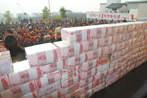 四川 土豪村 年终 分红千万 现金 垒2米长钱墙(图