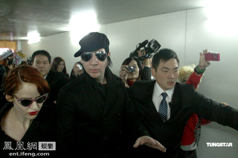 <em>女友</em>手牵手爱相随[高清大图]