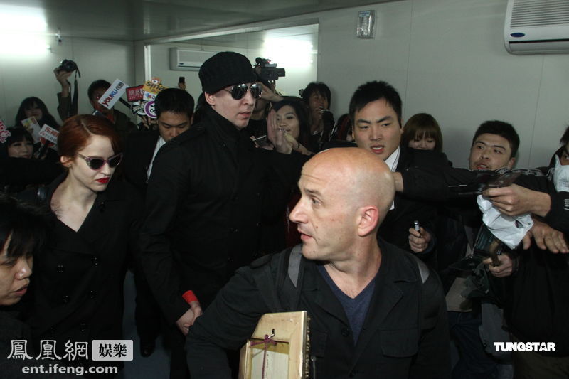 <em>玛丽莲-曼森</em>素颜抵台 <em>女友</em>手牵手爱相随[高清大