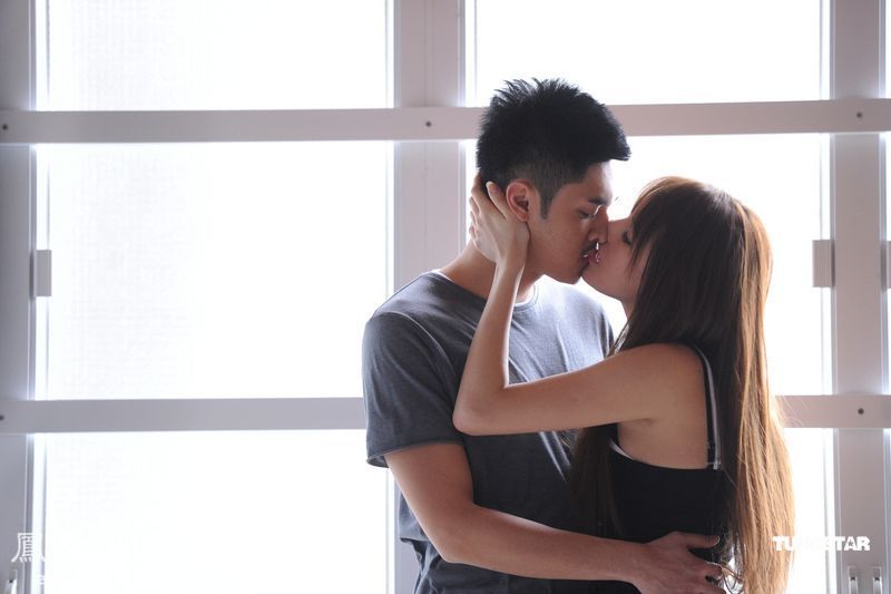 关楚耀尴尬拥辣模激吻 自曝曾遭前女友背叛[高