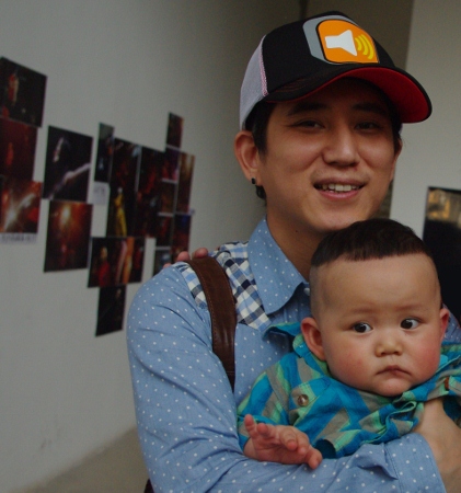 杨嘉松携子出席摇滚春晚我的心计划慈善活动