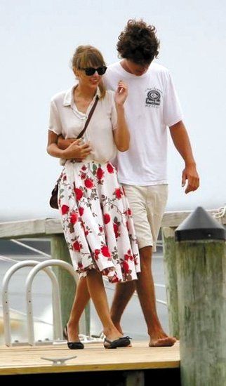 泰勒-斯威夫特约会肯尼迪家族成员 牵手照曝光
