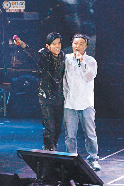 周杰伦演唱会秀八块腹肌 遭陈奕迅揩油