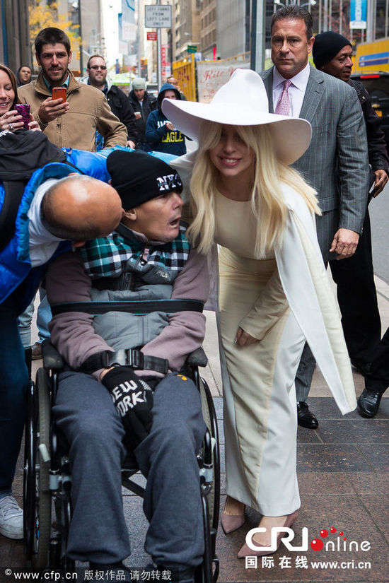 Lady Gaga现身似冰雪女巫男粉丝敬业配合玩自虐
