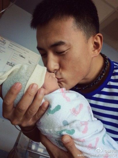 何洁顺利诞下儿子老公晒爱子侧面照(图)