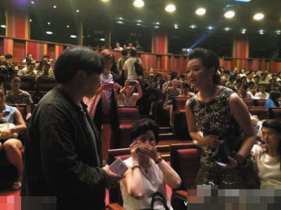 宋祖英低调现身看话剧穿蕾丝黑裙美艳(图)